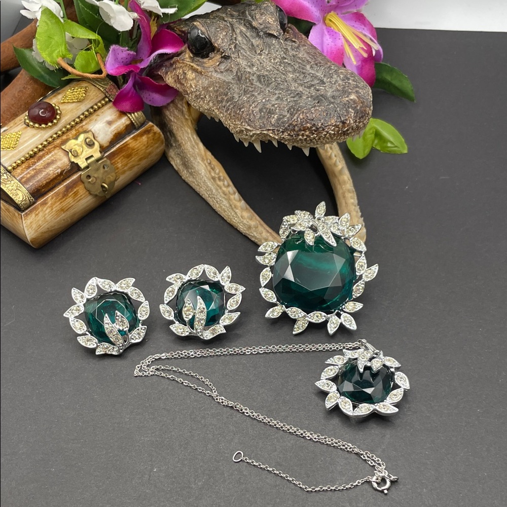 Sarah Coventry emerald green colored set vintage